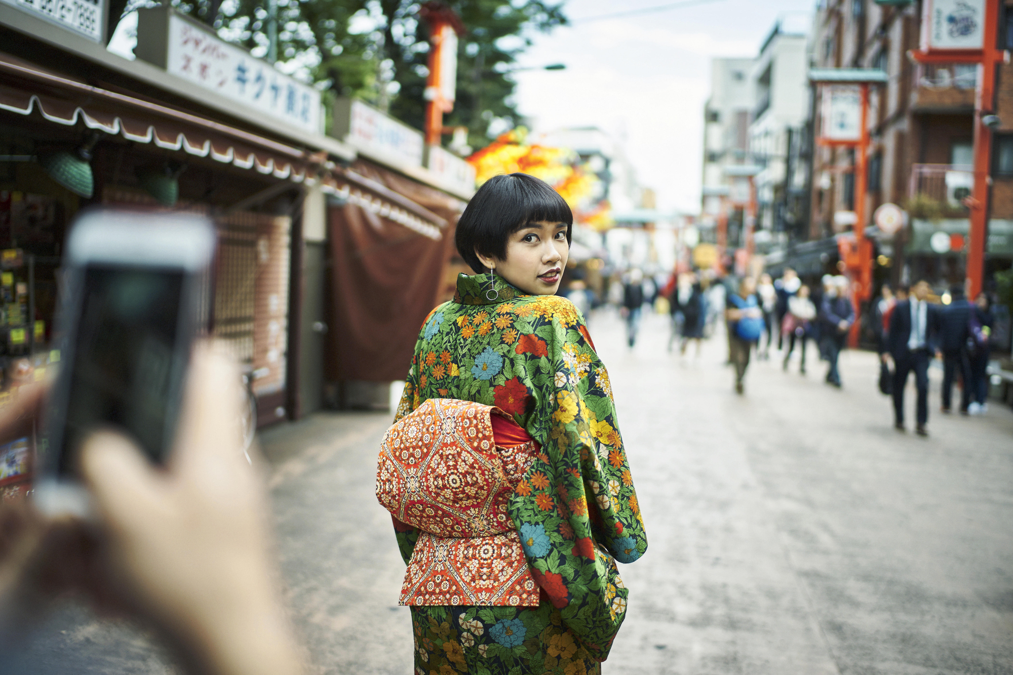 和装の女性を撮影している風景