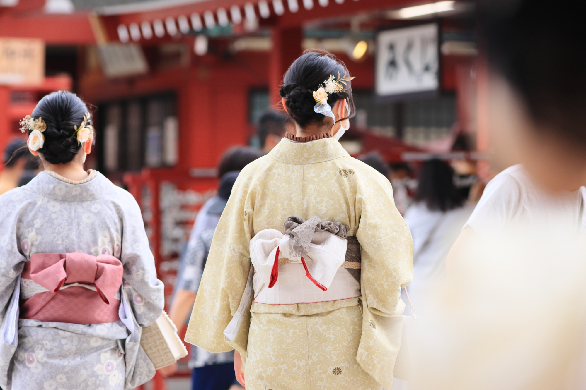 着物姿の女性二人の後ろ姿